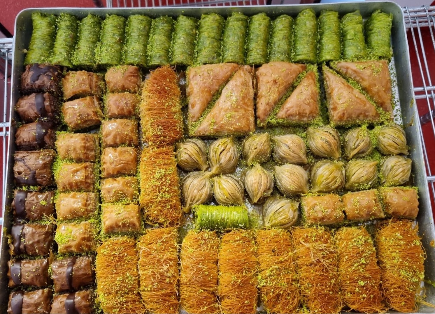 Dienblad baklava met pistache, kadayif en chocolade bij Simit Bakkerij