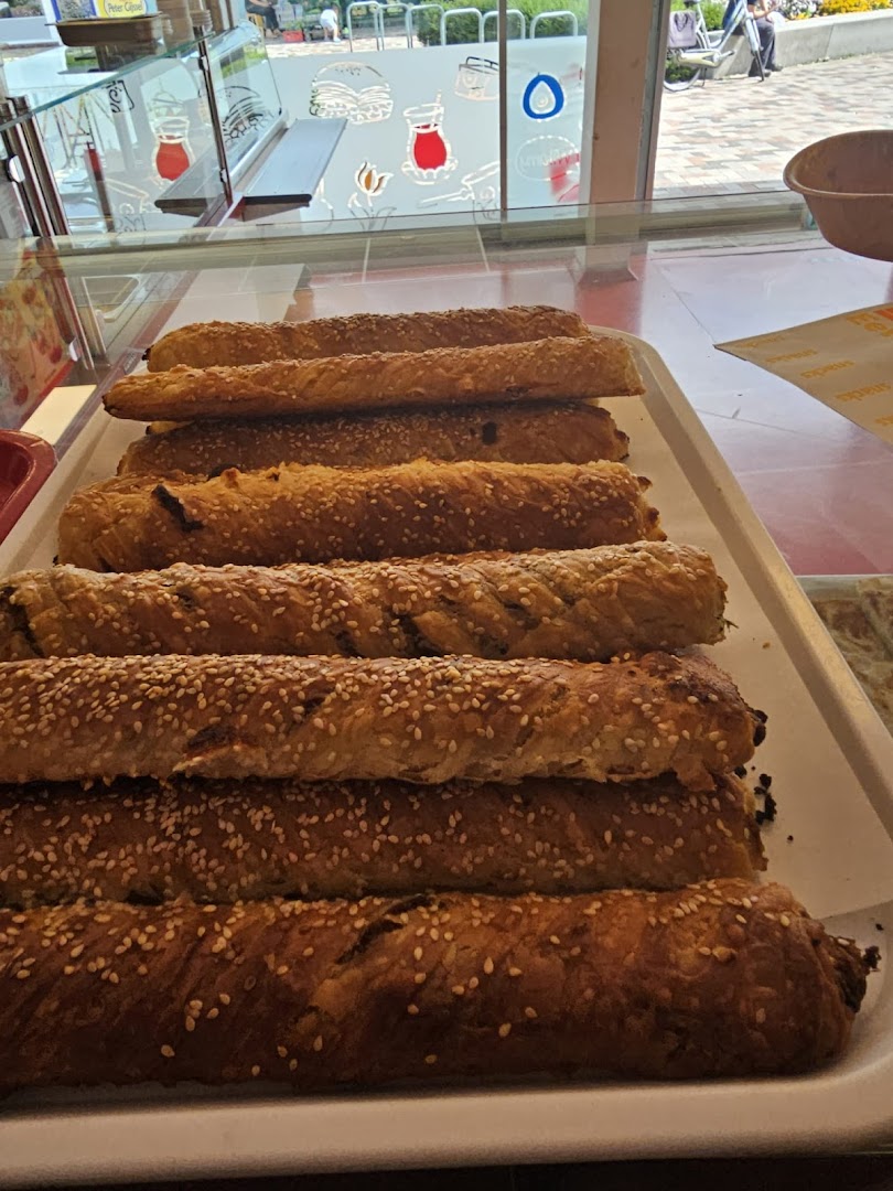 Gevulde börek-rolletjes op de toonbank bij Simit Bakkerij