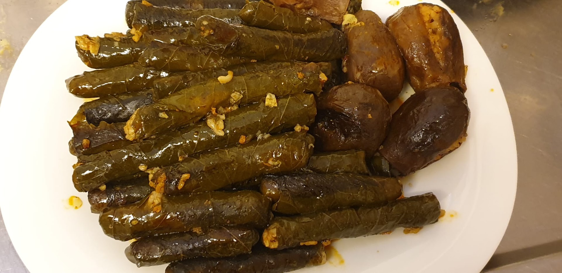 Gevulde druivenbladeren en aubergine bij Simit Bakkerij