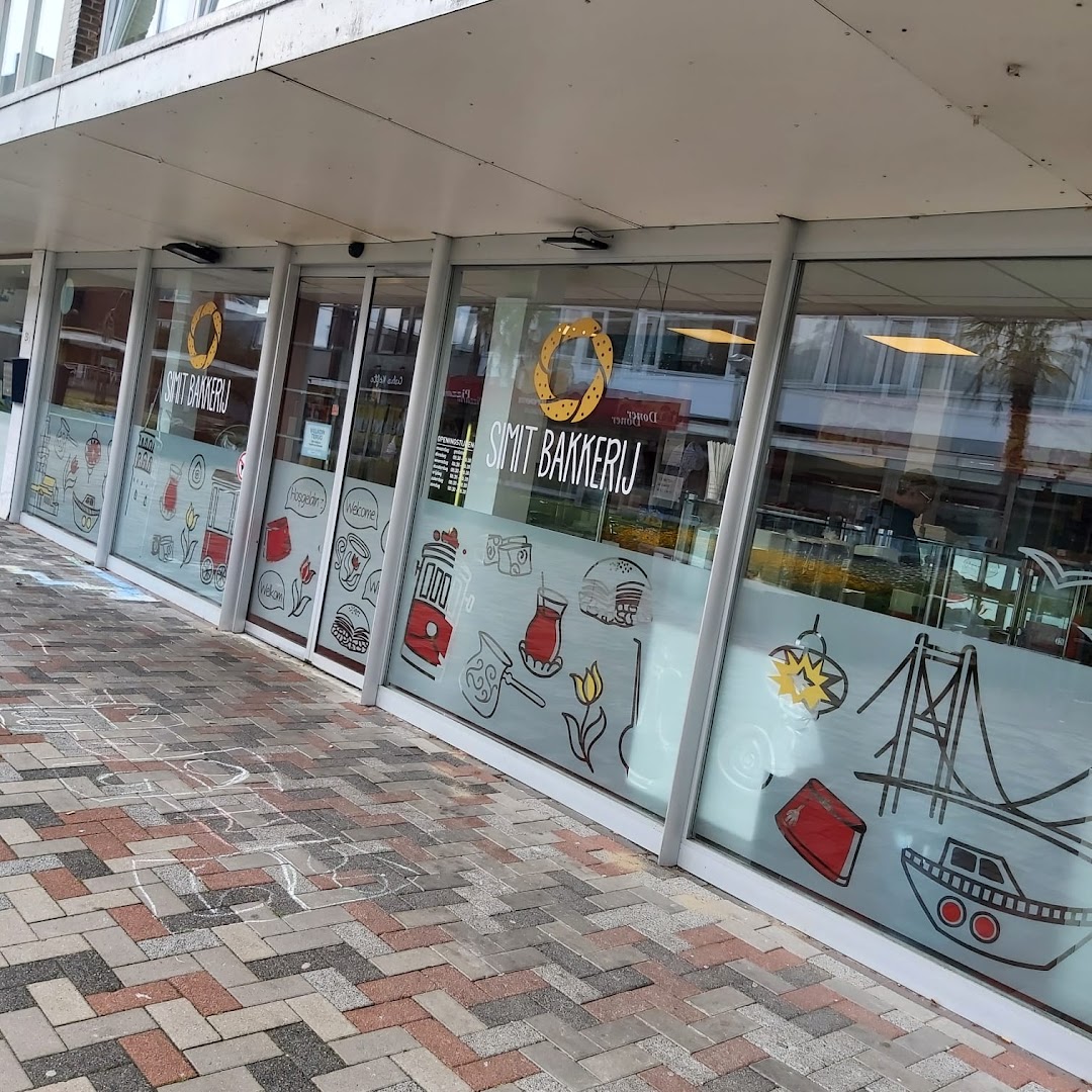 De pui van Simit Bakkerij in Roosendaal met het gouden ring-logo en handgetekende raamstickers