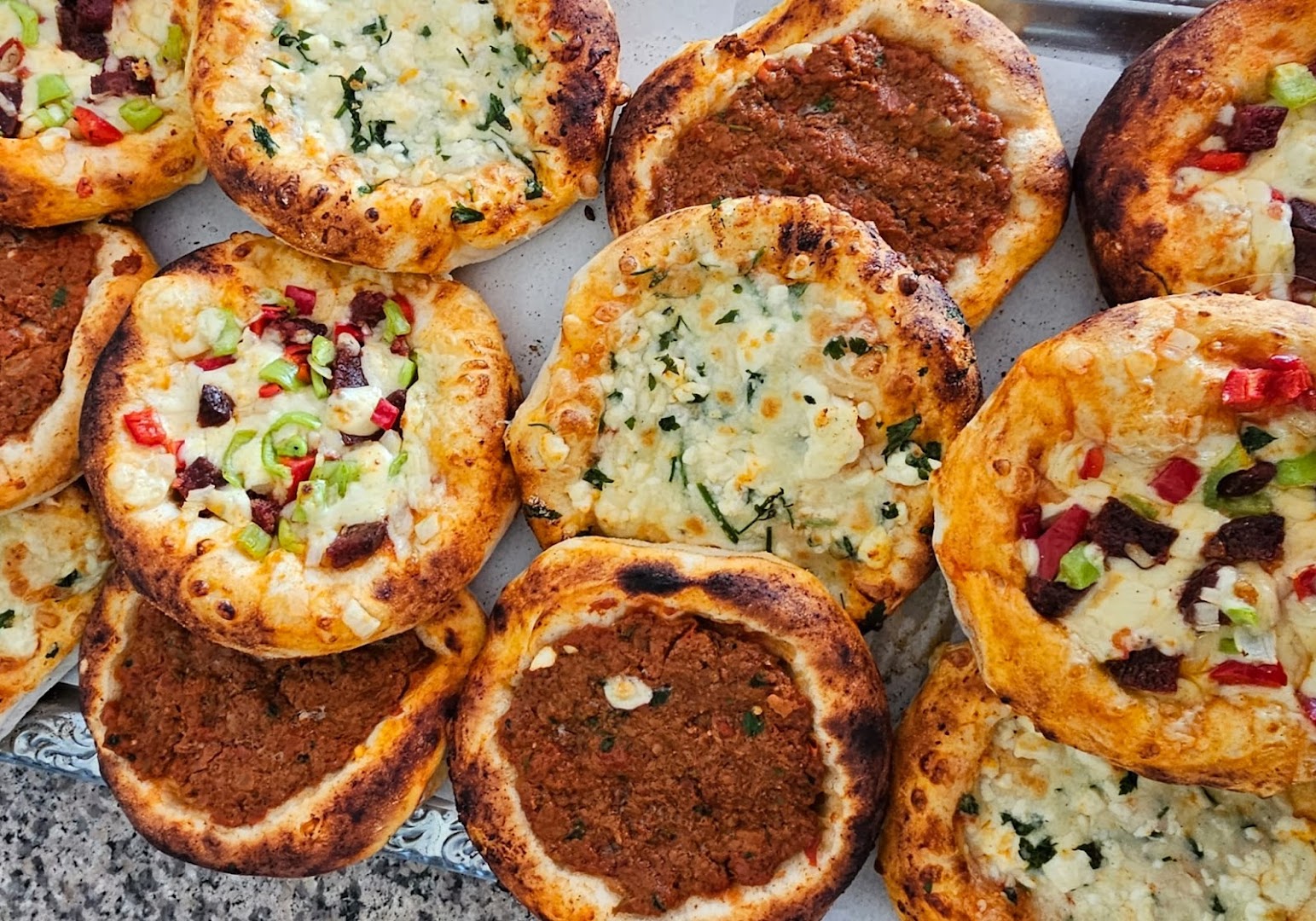 Kipvleugels met rijst en bonen bij Simit Bakkerij